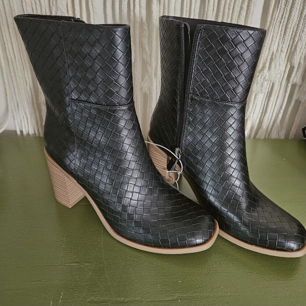 Universal Threads womens boots